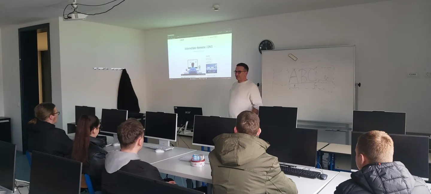 Gostujuće predavanje o putovanju kroz DNS sustav